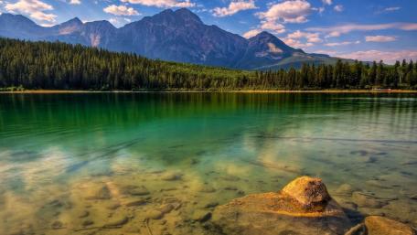 Pyramid Lake, Jasper National Park Of Canada wallpaper
