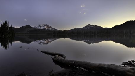 Serene Mountain Reflections in Twilight wallpaper