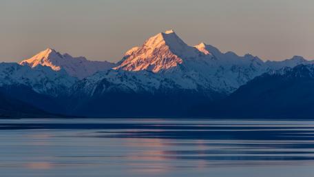 Lake Pukaki in Aoraki/Mount Cook National Park wallpaper