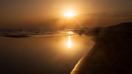 Serene Sunset Over Tranquil Shoreline wallpaper
