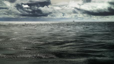Ethereal Ocean Horizon Under Dramatic Skies wallpaper