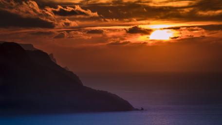 Golden Sunset Over Serene Horizon wallpaper