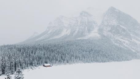Serene Winter Retreat in the Mountains wallpaper