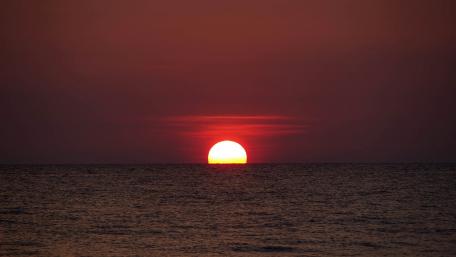 Vibrant Sunset Over Tranquil Waters wallpaper