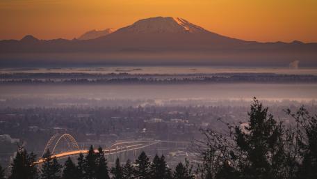 Majestic Cityscape Under a Golden Sunset wallpaper