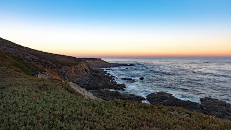 Serene Coastal Escape at Dusk wallpaper