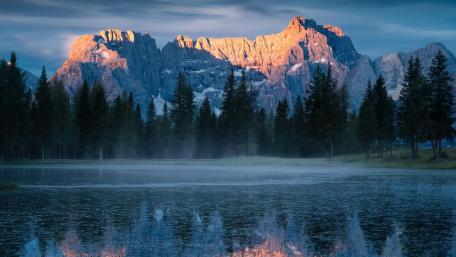 Majestic Mountain Reflection in Tranquil Waters wallpaper