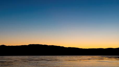 Serene Sunset Over Tranquil Waters wallpaper