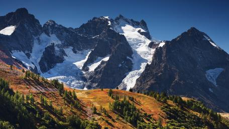 Majestic Mountain Peaks with Vibrant Autumn Landscape wallpaper