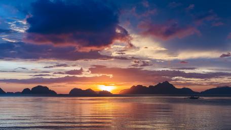 Tranquil Sunset Over Serene Waters wallpaper