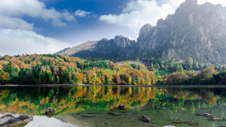 Tranquil Lake and Mountains Reflection wallpaper