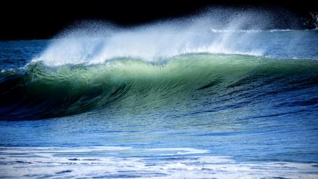 Majestic Ocean Waves Captured in Motion wallpaper