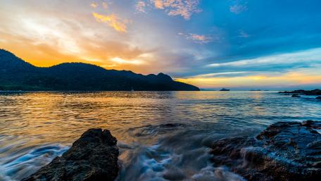 Serene Sunset Bliss Over Tranquil Waters wallpaper