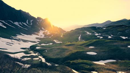Majestic Mountains at Sunrise wallpaper