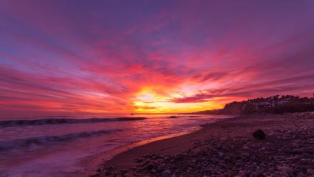 Sunset Serenity over Tranquil Shoreline wallpaper