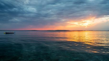 Serene Sunset Over Calm Waters wallpaper