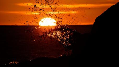 Golden Sunset Over Ocean Waves wallpaper