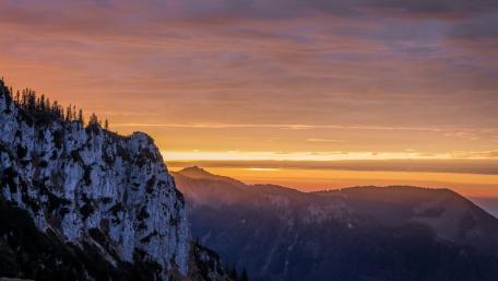 Majestic Mountain Sunrise over Serene Peaks wallpaper