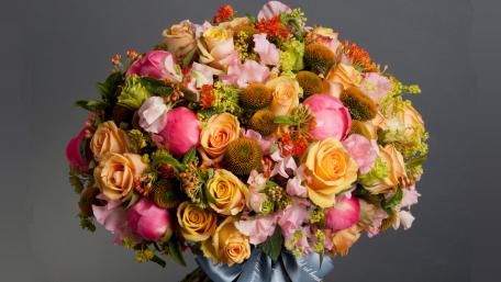 Vibrant Rose Bouquet Displaying Nature's Beauty wallpaper
