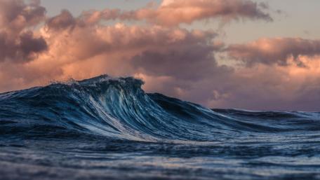 Serene Waves Under Cloudy Skies wallpaper