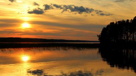 Golden Sunset Over Tranquil Lake Waters wallpaper