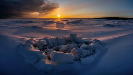 Winter Serenity in a Snowy Landscape wallpaper
