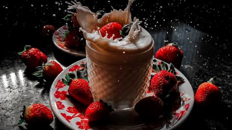 Strawberry splash in milk shake wallpaper