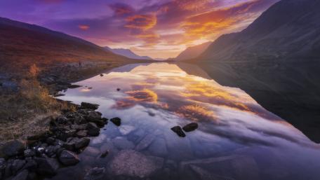Serene Highland Sunset Reflection in Tranquil Lake wallpaper