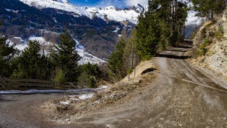 Mountain road bend wallpaper