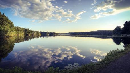 Tranquil Lake Reflection at Dusk wallpaper