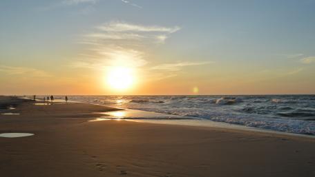 Serene Sunset Over Tranquil Beach Waves wallpaper