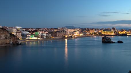 Serene City Lights by the Beach at Dusk wallpaper
