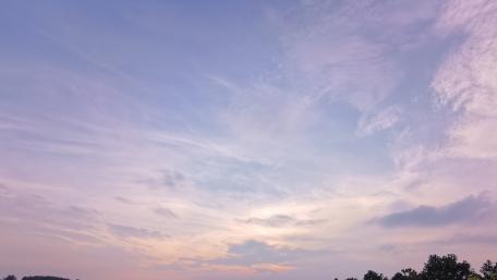Serene Sunset Skies in 4K Quality wallpaper