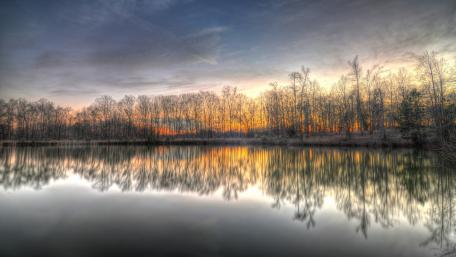 Serene Lakeside Reflection at Dusk wallpaper