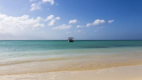 Tranquil Beachscape with Boat and Horizon wallpaper