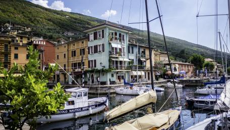 Castelletto Harbour Lake Garda wallpaper