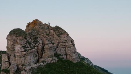 Majestic Rocky Summit Against a Soft Sky wallpaper
