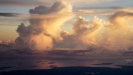 Majestic Clouds Reflecting Golden Light in the Sky wallpaper