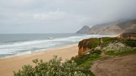 Serene Coastal Escapade Amidst Misty Mountains wallpaper