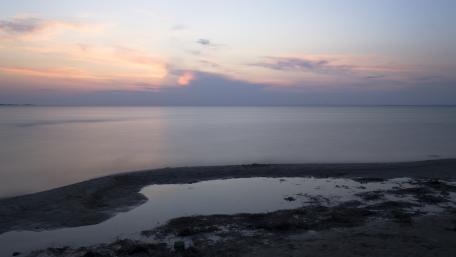Tranquil Sunset Over Calm Waters wallpaper