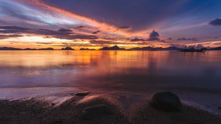 Tranquil Sunset by the Lake Shore wallpaper