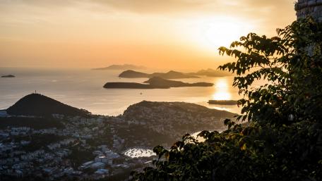 Serene Sunset Over Tranquil Islands in the Horizon wallpaper