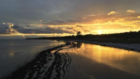 Serene Sunset Over Tranquil Waters wallpaper