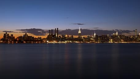 Breathtaking City Skyline at Dusk wallpaper