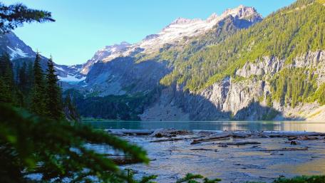 Serene Mountain Lake Reflection in Nature's Embrace wallpaper