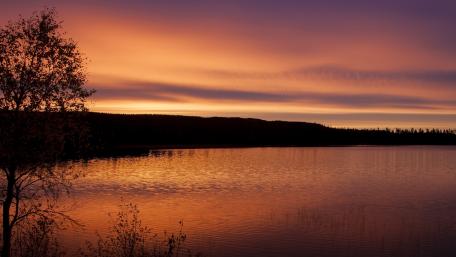 Serene Sunset Over Tranquil Lake Waters wallpaper