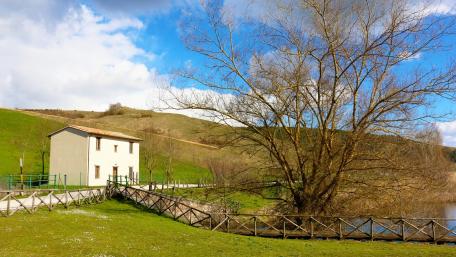 Serene Countryside Retreat Amidst Rolling Hills and Tranquil Waters wallpaper