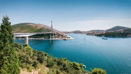 Scenic City Bridge Over Serene Waters wallpaper