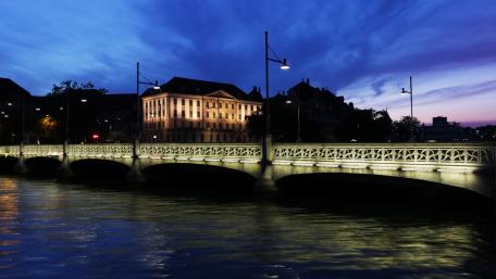 Stunning Cityscape at Twilight with Illuminated Bridge wallpaper