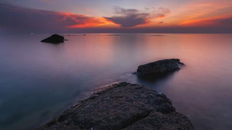 Serene Sunset Over Tranquil Waters wallpaper